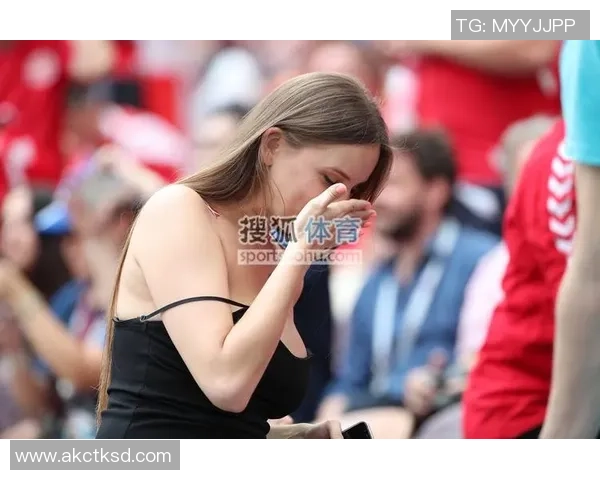 香港足球明星赛在贵州激情开赛球迷热情高涨共庆足球盛事 香港足球明星赛在贵州激情开赛球迷热情高涨共庆足球盛事